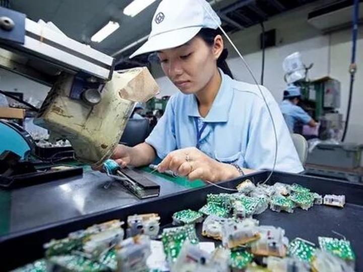 Chuyên gia Hotspot Matrix phân tích: 5 kiểu áo blouse dễ “dừ” hơn và marketing video